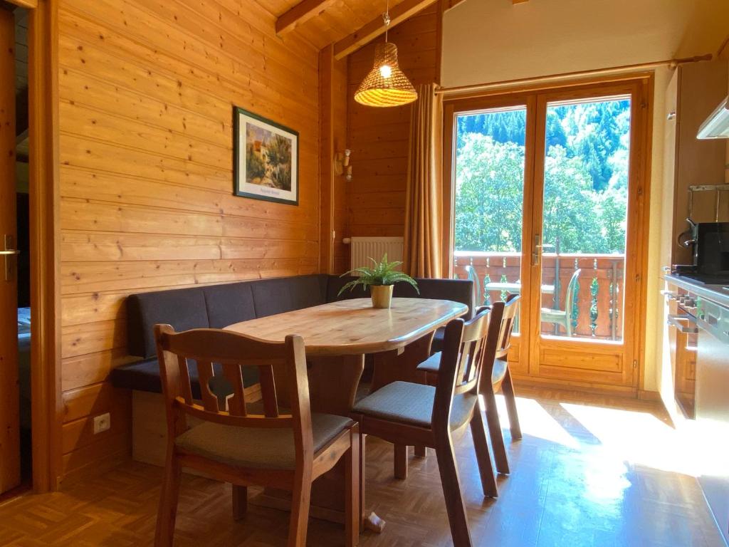 une salle à manger avec une table et des chaises en bois dans l'établissement La Joly - ChaletYap, à La Chapelle-dʼAbondance
