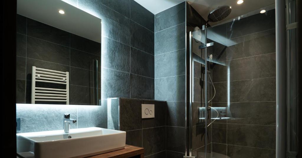 une salle de bain avec un lavabo et une douche dans l'établissement Résidence l'Ecrin d'Argent by My Mountain Resort, à Valmorel