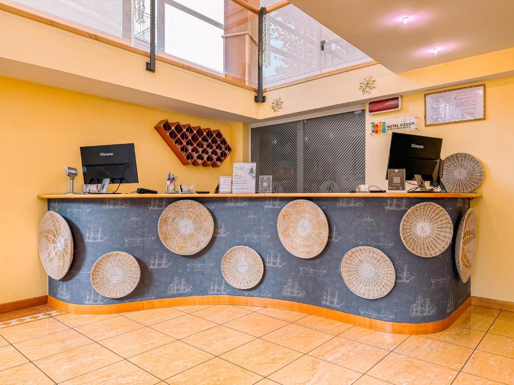 un restaurant avec un comptoir et un comptoir dans l'établissement Hotel Remin Plaza, à Rimini