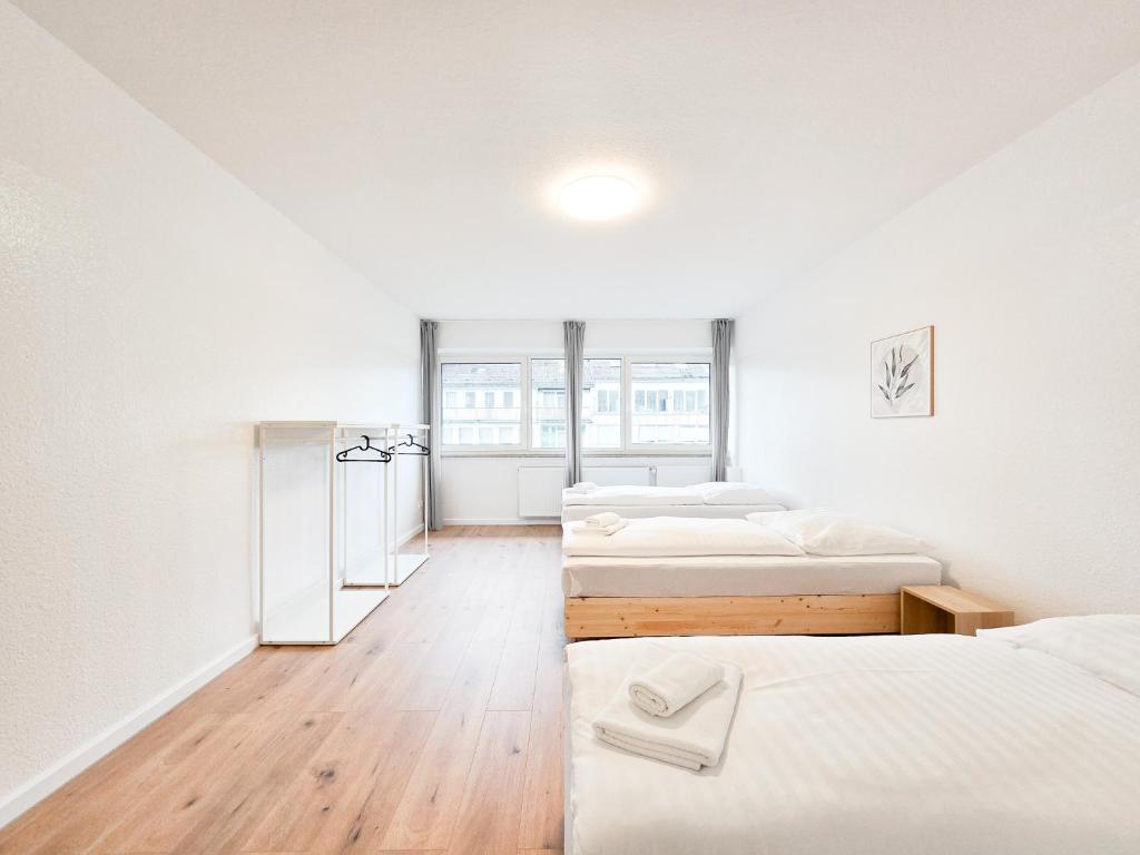 Tolstov Apartments - City Apartment with 4 or 5 Rooms - 15 Min Messe DUS & 10 Min Old Town DUS 6