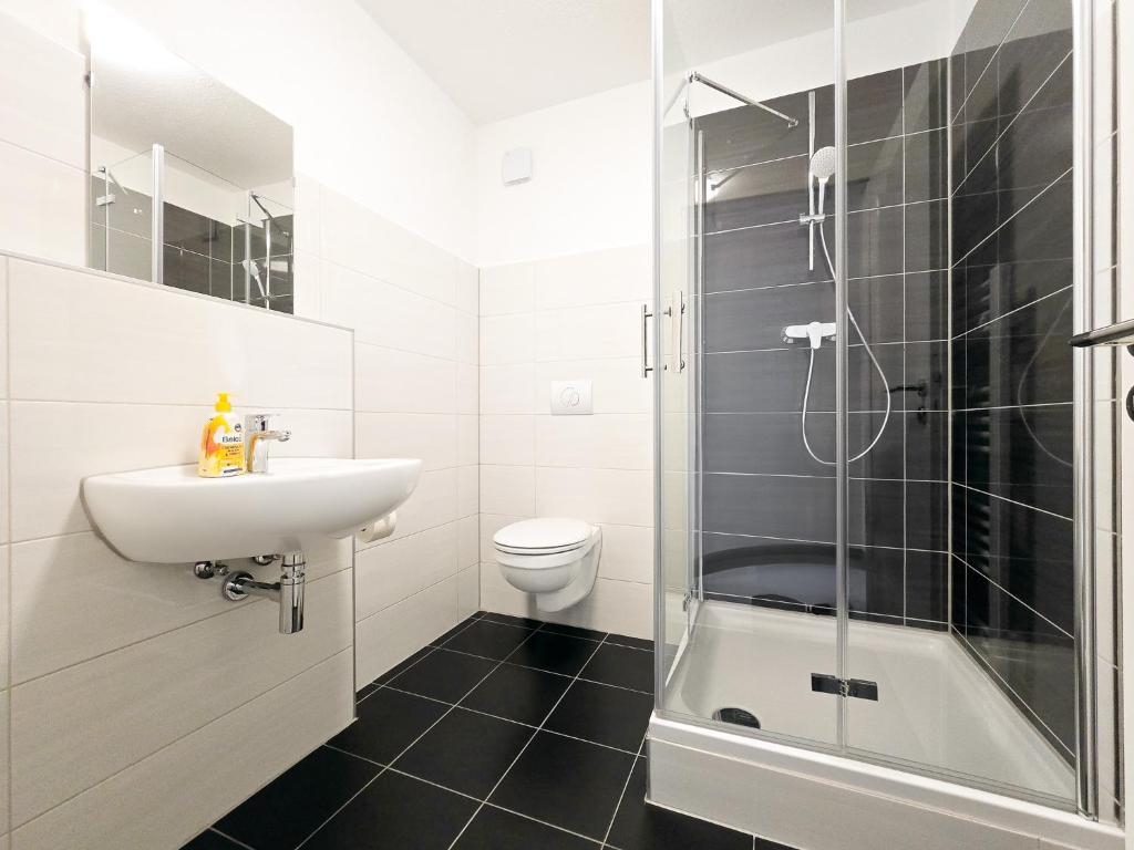 Tolstov Apartments - City Apartment with 4 or 5 Rooms - 15 Min Messe DUS & 10 Min Old Town DUS 7