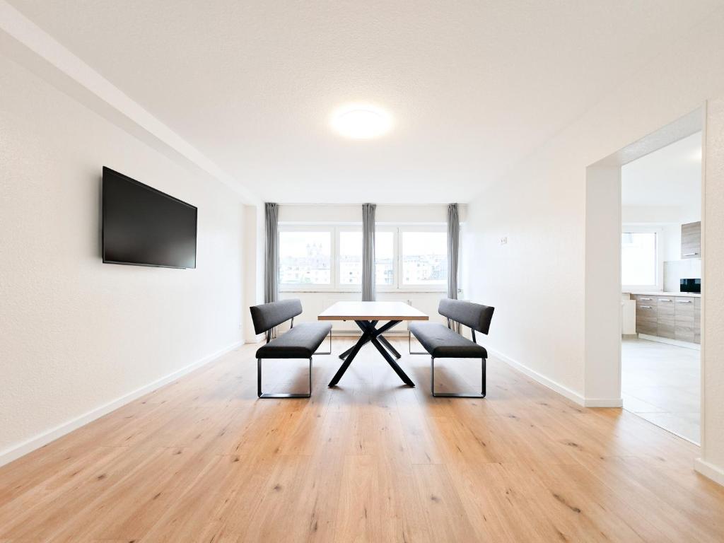 Tolstov Apartments - City Apartment with 4 or 5 Rooms - 15 Min Messe DUS & 10 Min Old Town DUS 1