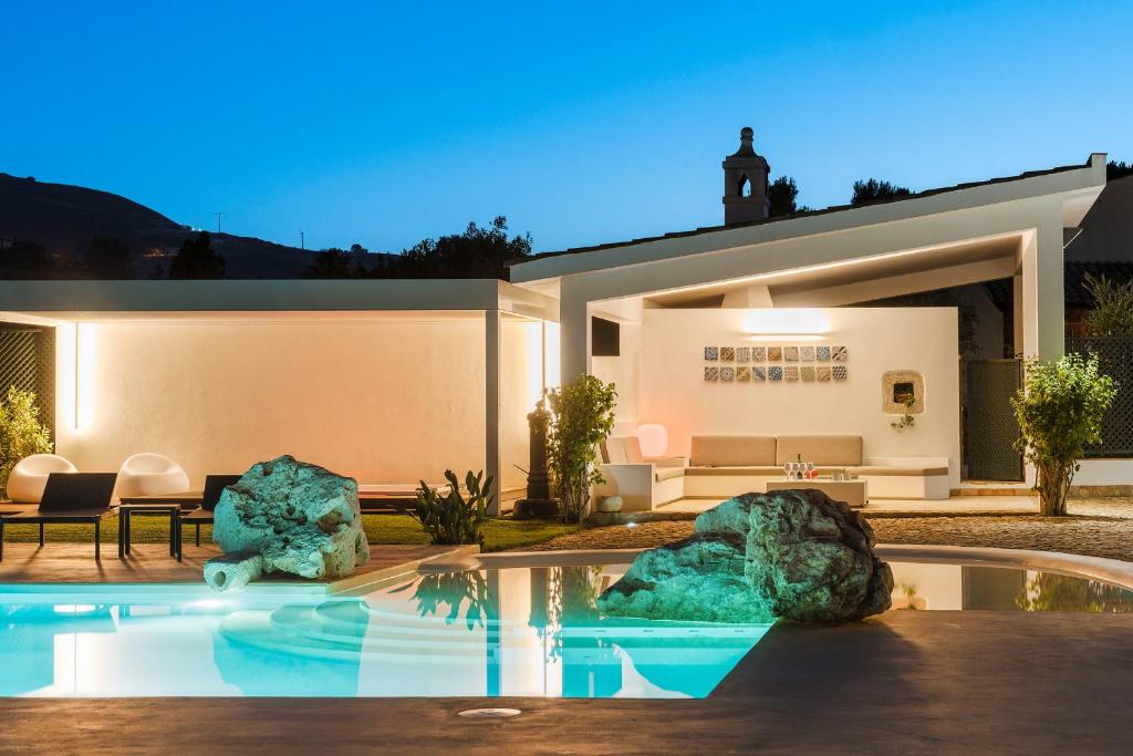 Maison avec Piscine et 2 Grands Rochers dans l'établissement Ager Costa, à Buseto Palizzolo