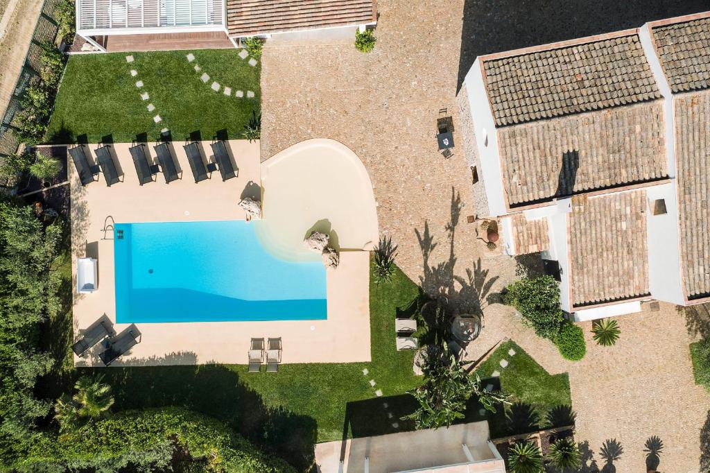 une vue aérienne d'une maison avec piscine dans l'établissement Ager Costa, à Buseto Palizzolo