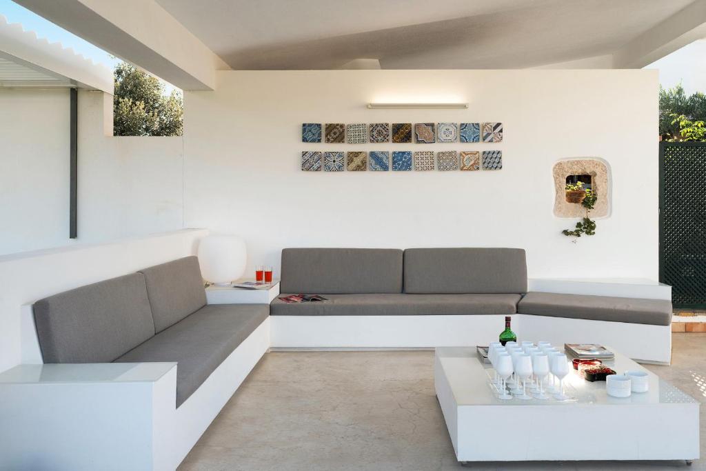 un salon avec un canapé et une table dans l'établissement Ager Costa, à Buseto Palizzolo