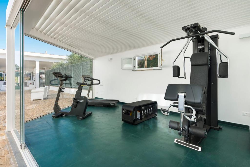 - une salle de sport avec 2 tapis de course et 2 vélos d'exercice dans l'établissement Ager Costa, à Buseto Palizzolo