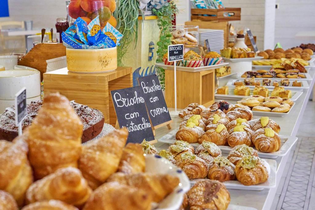 une boulangerie avec de nombreux types de pâtisseries différentes exposées dans l'établissement Hotel Acquario, à Rimini