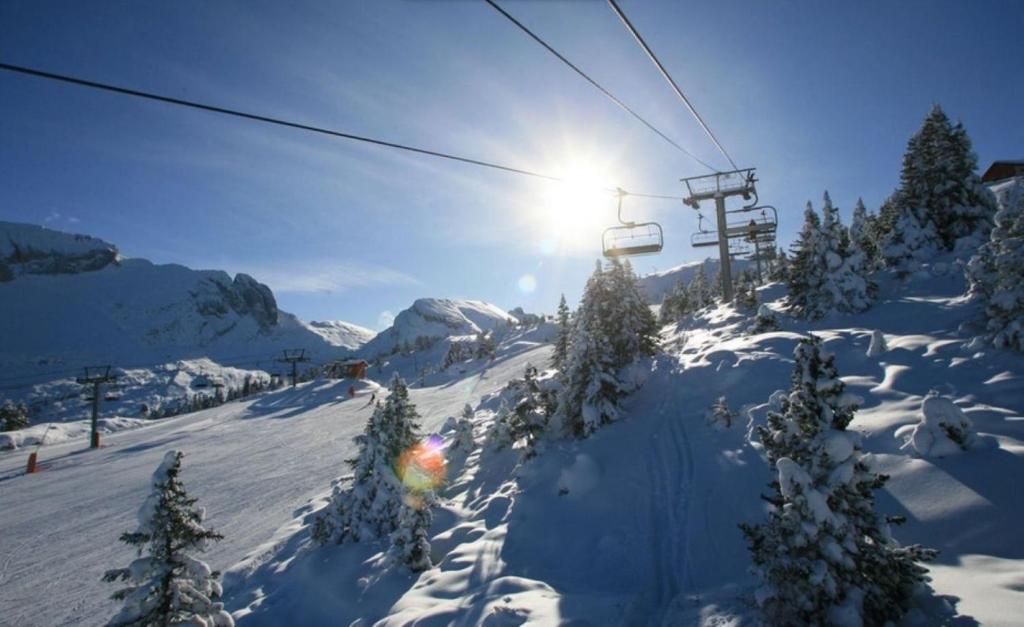 une piste de ski couverte de neige avec une remontée mécanique dans l'établissement 2 pièces rénové 36 m² - sud avec vue montagne, à Villard-de-Lans 4 autres photos