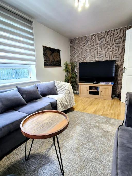 Spacious detached 3 bed,2 bath house with garden&parking near centre&tram stop Image
