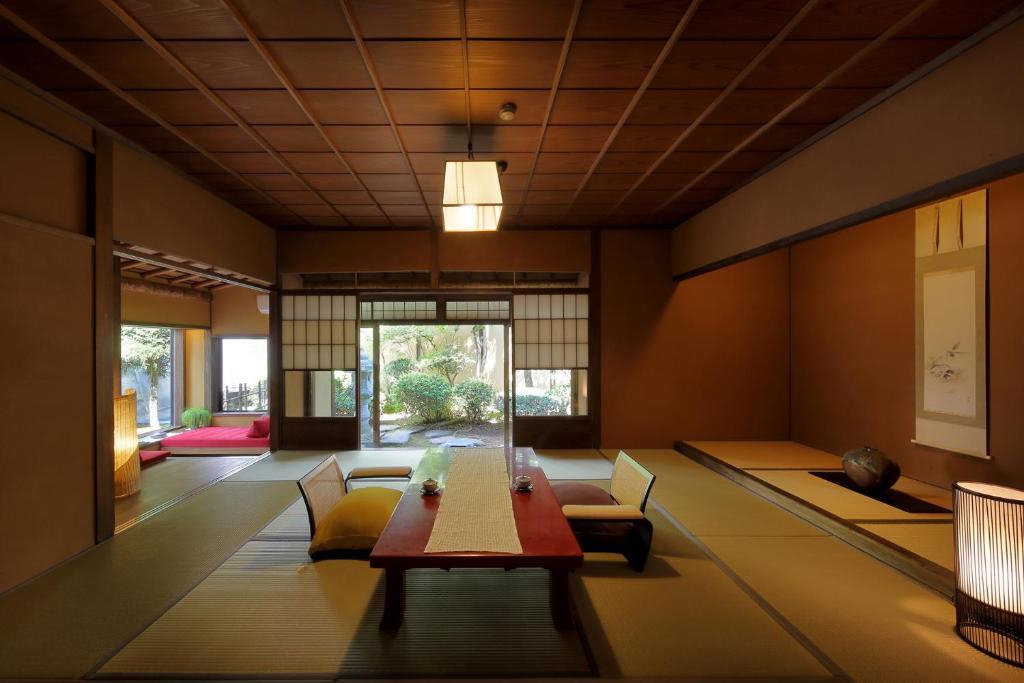 un salon avec une table et des chaises en bois dans l'établissement 天童荘 TENDOSO, à Tendō 62 autres photos
