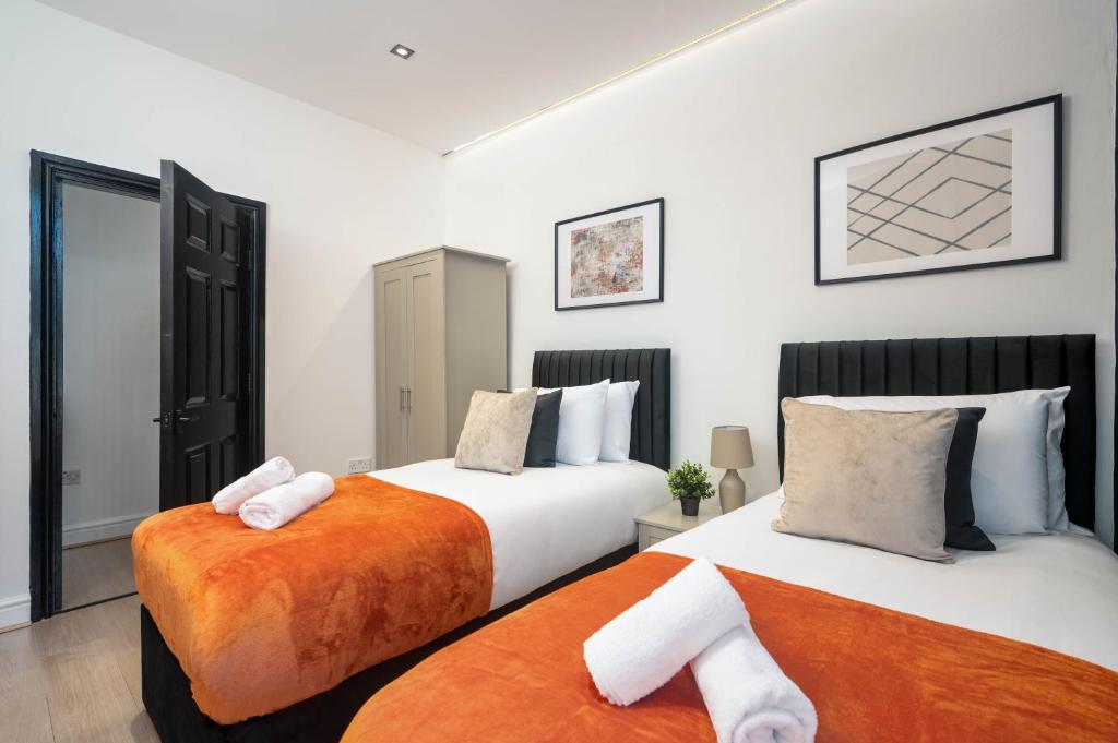 Layla Apt 4 - Central Stay with Parking 2