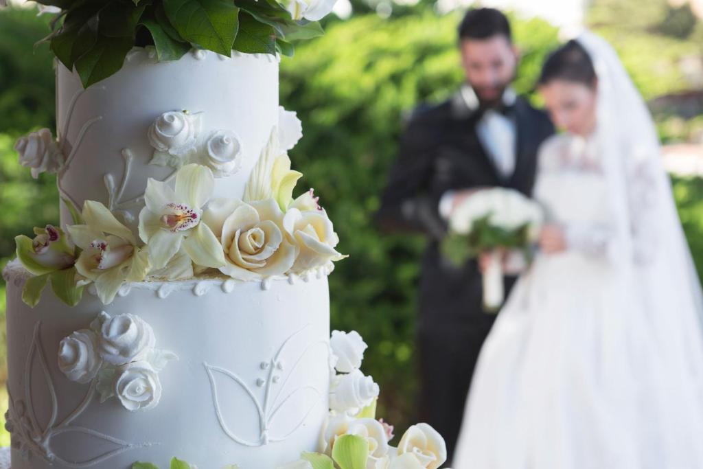 une mariée et un marié debout à côté d'un gâteau de mariage dans l'établissement Hotel Cala di Volpe, a Luxury Collection Hotel, Costa Smeralda, à Porto Cervo 143 autres photos