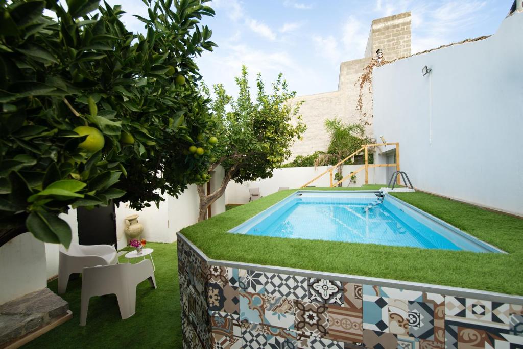 une piscine dans l'arrière-cour d'une maison dans l'établissement Villa Loria, à San Vito Lo Capo