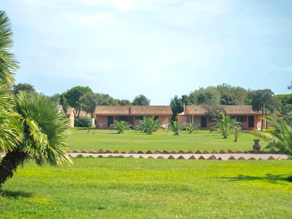 une maison au milieu d'un champ verdoyant dans l'établissement Village with swimming-pool and private equipped beach in Montalto Marina, à Torre di Montalto