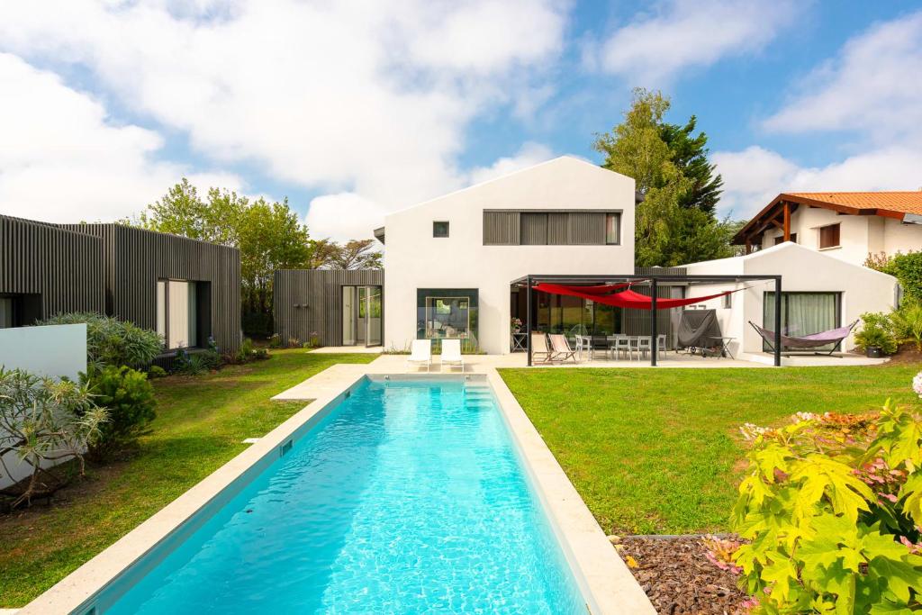 LES PINS - KEYWEEK swimming pool garden biarritz