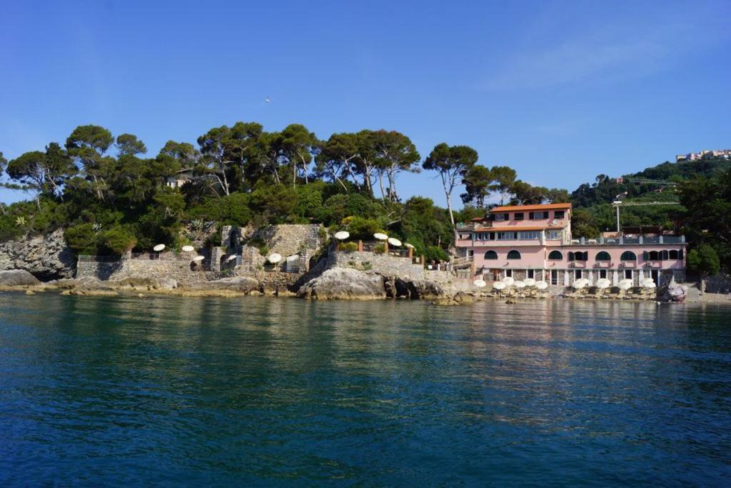 une maison au bord d'un plan d'eau dans l'établissement Locanda Il Senatore, à Fiascherino