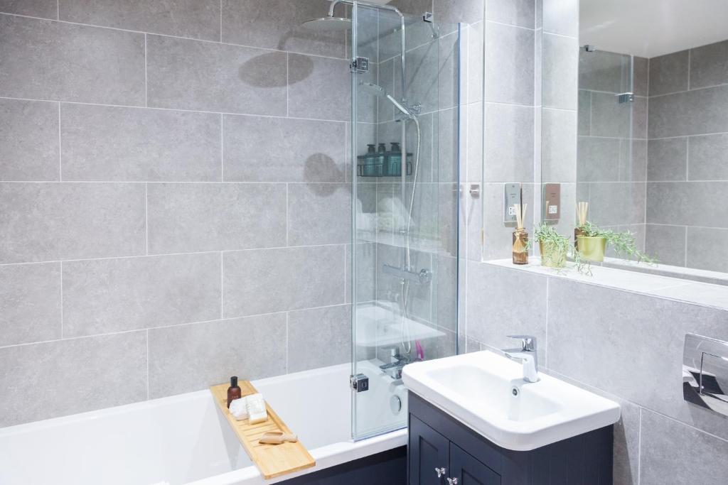 Central Leeds Apartments Near Station - 1 to 3 Bedroom Options - Sleeps 1 to 6 8