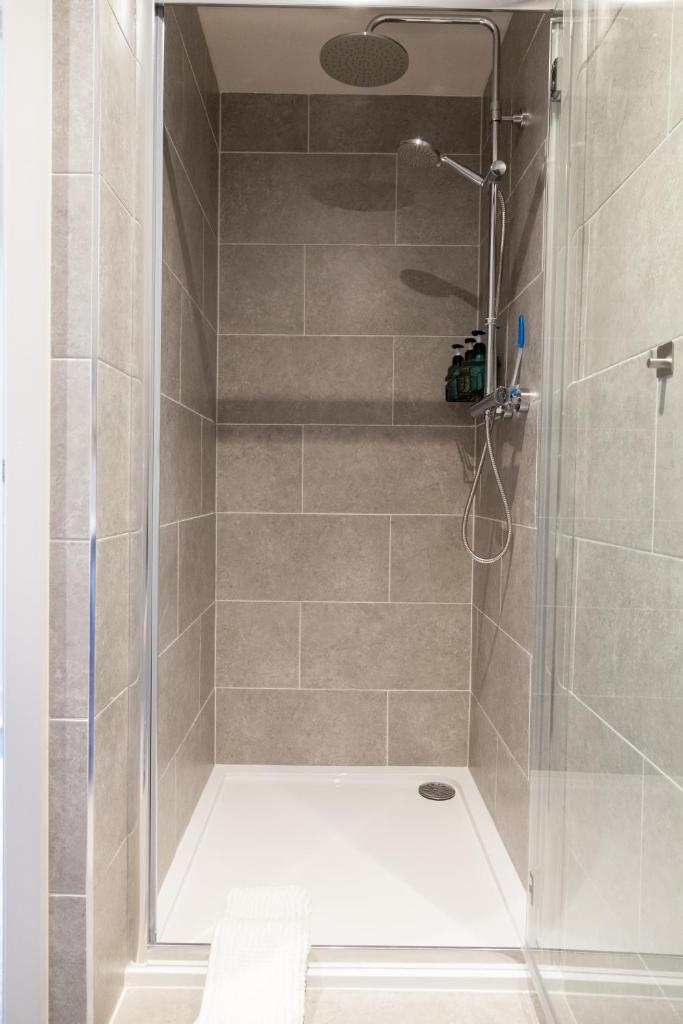 Central Leeds Apartments Near Station - 1 to 3 Bedroom Options - Sleeps 1 to 6 3