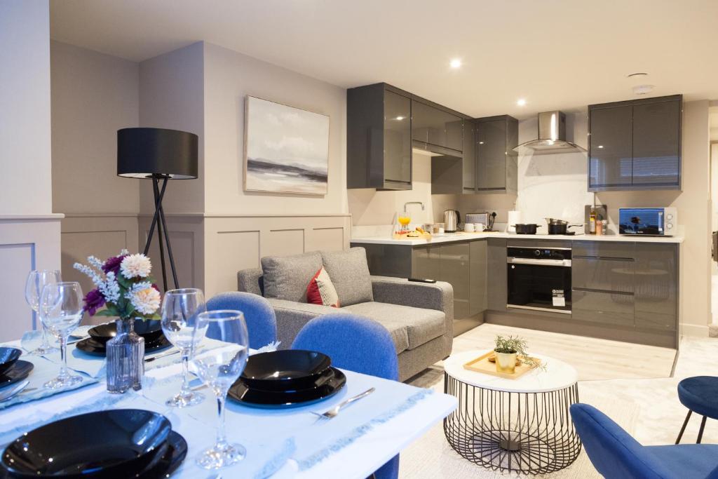 Central Leeds Apartments Near Station - 1 to 3 Bedroom Options - Sleeps 1 to 6 2