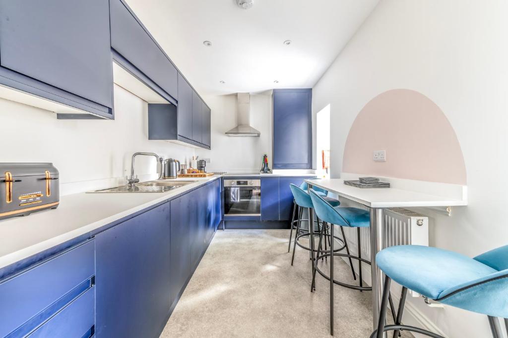 Modern Breakfast at Tiffany's with FREE PARKING by Prescott Apartments 4