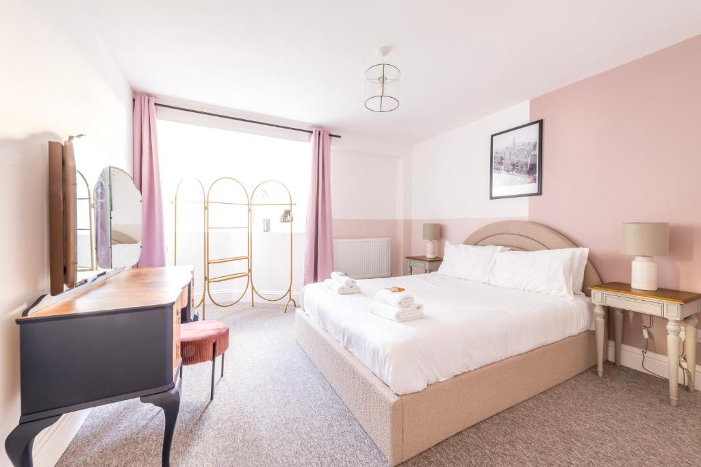 Modern Breakfast at Tiffany's with FREE PARKING by Prescott Apartments 2