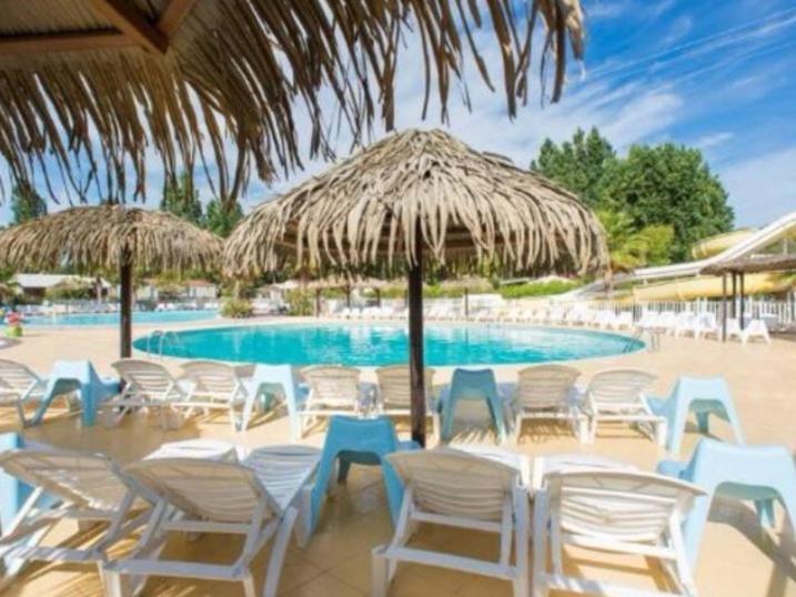 - un groupe de chaises longues et de parasols à côté de la piscine dans l'établissement Oasis de détente, à Fréjus 12 autres photos