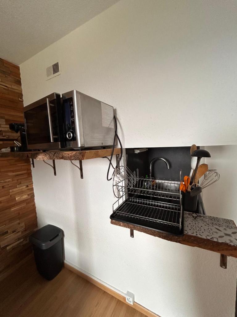 une cuisine avec un évier et un micro-ondes dans l'établissement Studio cosy avec vue panoramique - Le Corbier, à Villarembert