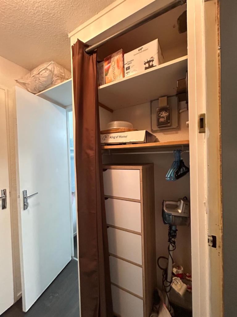 un placard avec une porte s'ouvrant sur une chambre dans l'établissement Studio cosy avec vue panoramique - Le Corbier, à Villarembert