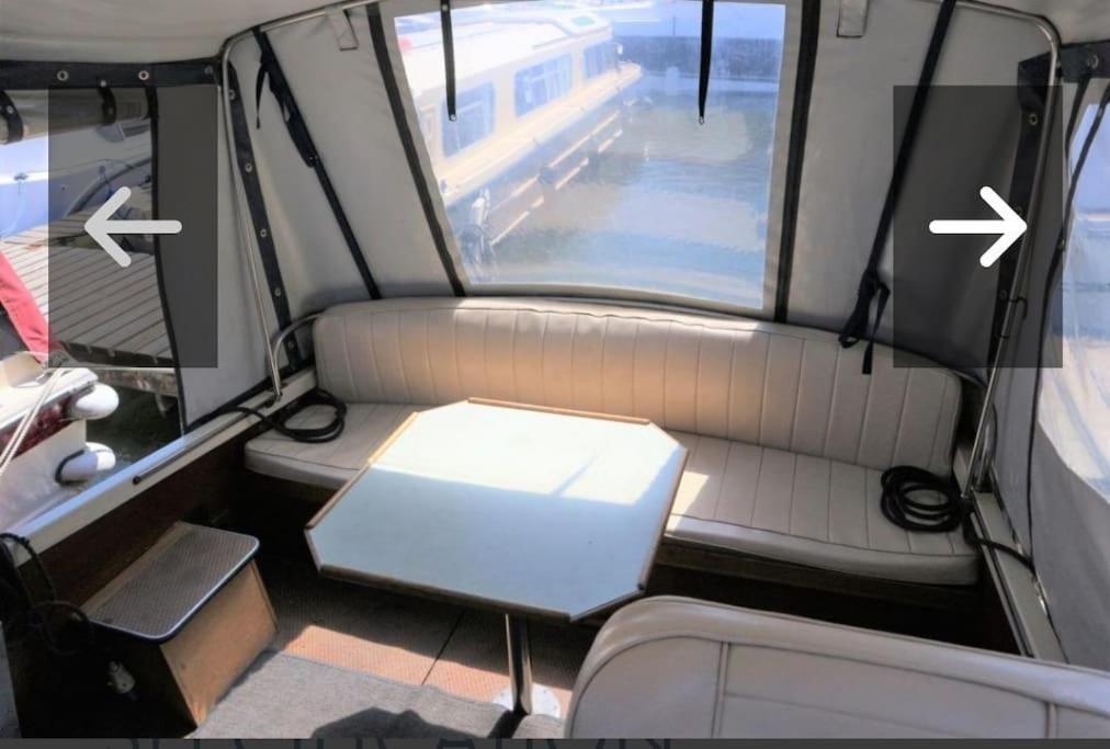 un siège arrière d'une petite camionnette avec des flèches pointant vers l'intérieur dans l'établissement Logement atypique sur l'eau aux portes de la Camargue, au Grau-du-Roi