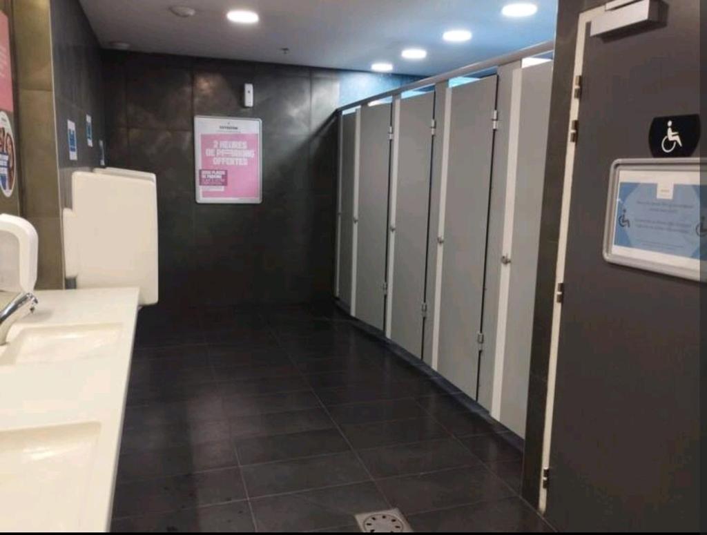 Photo de la galerie de l'établissement Van aménagé SANS SANITAIRES sur un stationnement a l'extérieur, à Montpellier