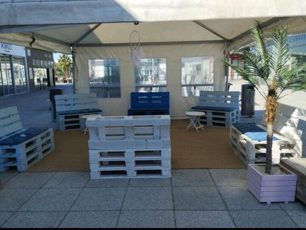 Photo de la galerie de l'établissement Van aménagé SANS SANITAIRES sur un stationnement a l'extérieur, à Montpellier