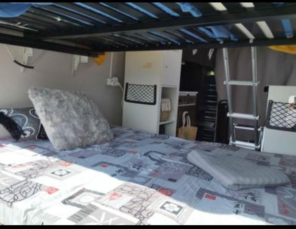 Photo de la galerie de l'établissement Van aménagé SANS SANITAIRES sur un stationnement a l'extérieur, à Montpellier