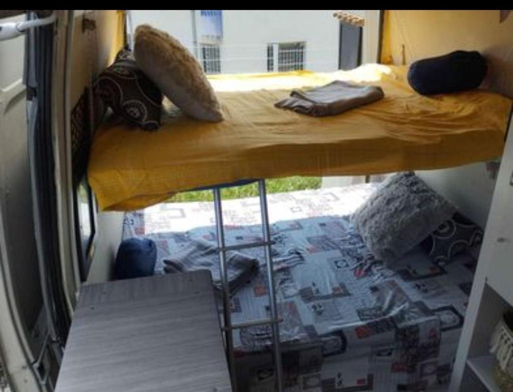 Photo de la galerie de l'établissement Van aménagé SANS SANITAIRES sur un stationnement a l'extérieur, à Montpellier
