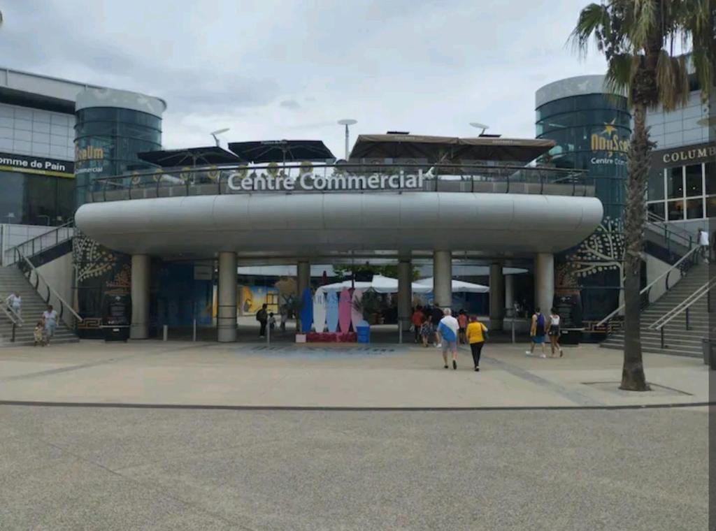 Photo de la galerie de l'établissement Van aménagé SANS SANITAIRES sur un stationnement a l'extérieur, à Montpellier