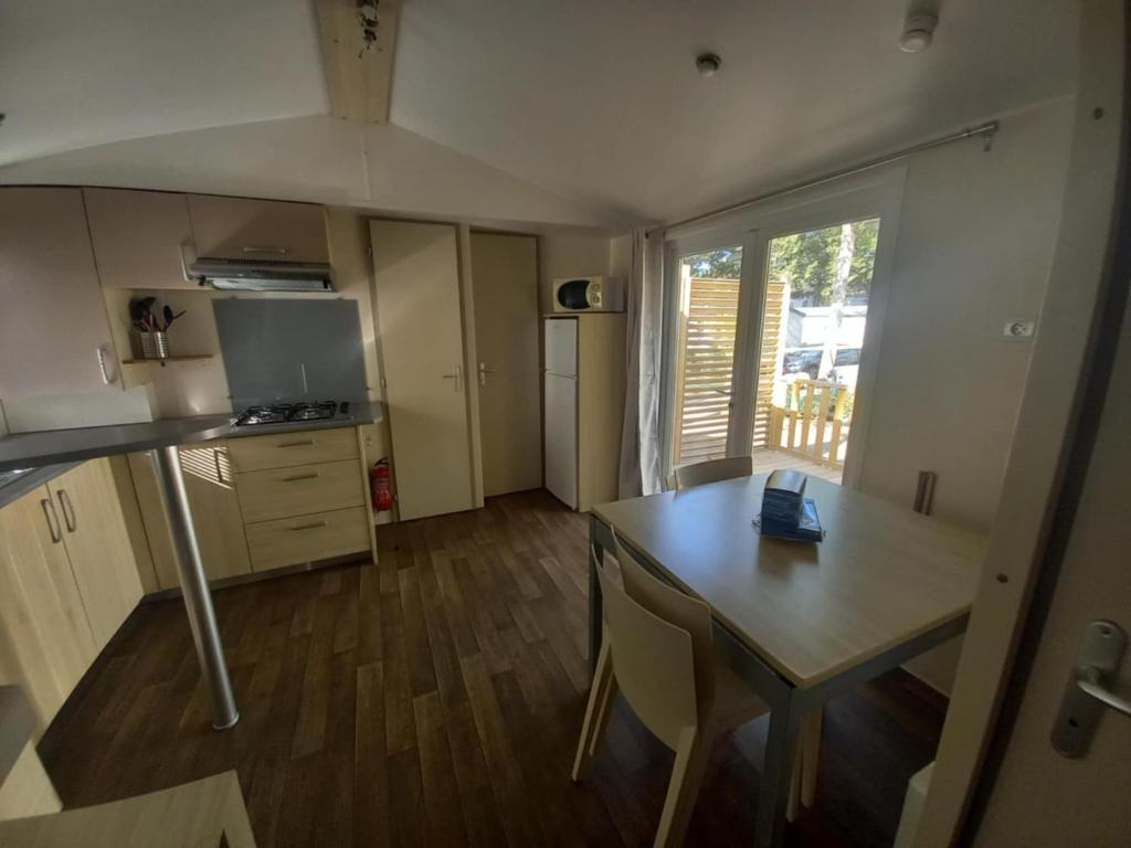 Photo de la galerie de l'établissement Joli mobil-home spacieux, climatisé, 3 chambres, à Agde 21 autres photos