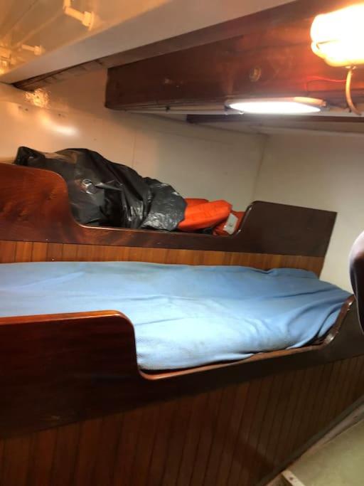 Ce lit superposé se trouve dans une petite chambre avec un sac à dos. dans l'établissement Louez Notre Bateau Immobilisé !, à Grosbreuil
