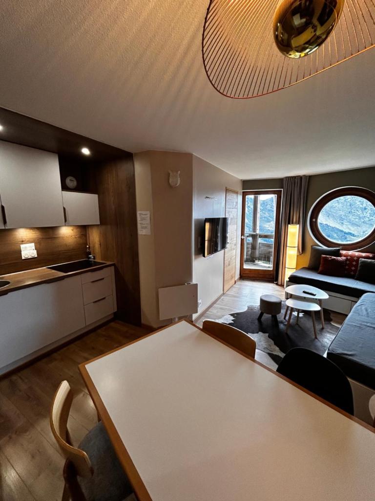 une cuisine et un salon avec une table et des chaises dans l'établissement Avoriaz le M1212, à Avoriaz