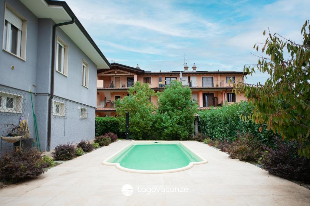 une piscine dans la cour d'un immeuble dans l'établissement Villa Lucia, à Prevalle