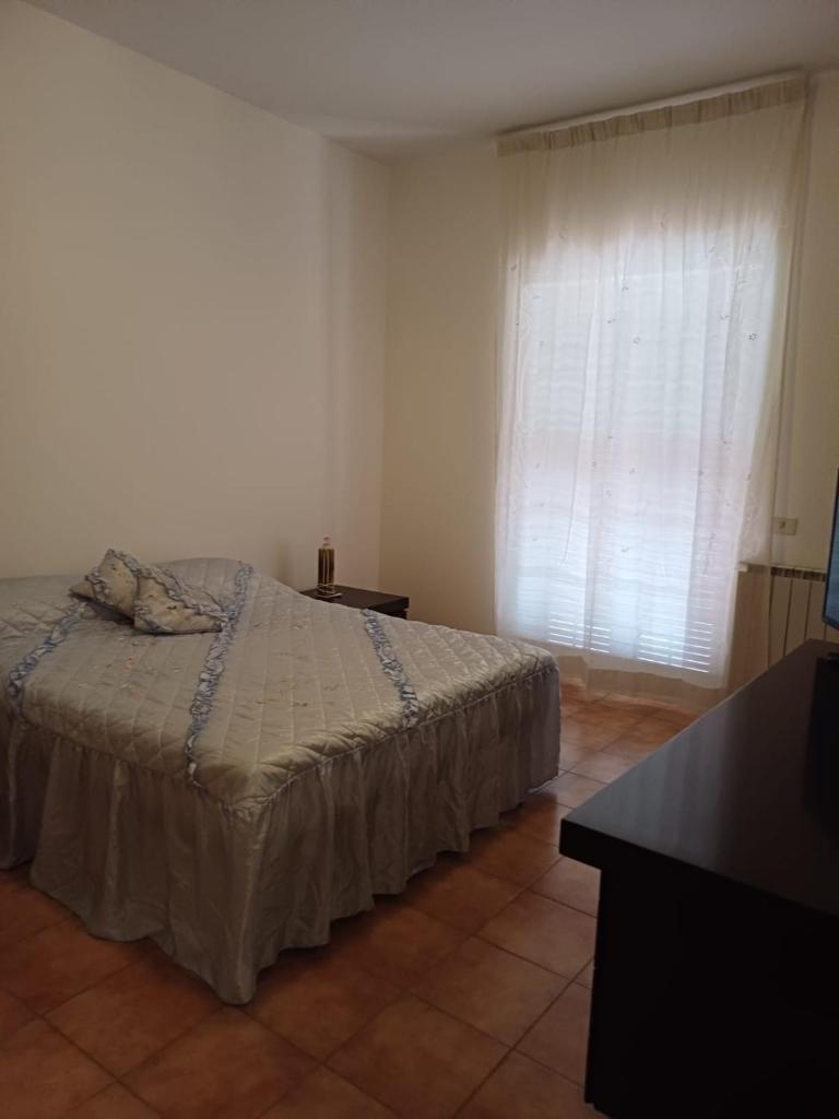 une chambre avec un lit et une fenêtre dans l'établissement Max House, à Marina di Cerveteri