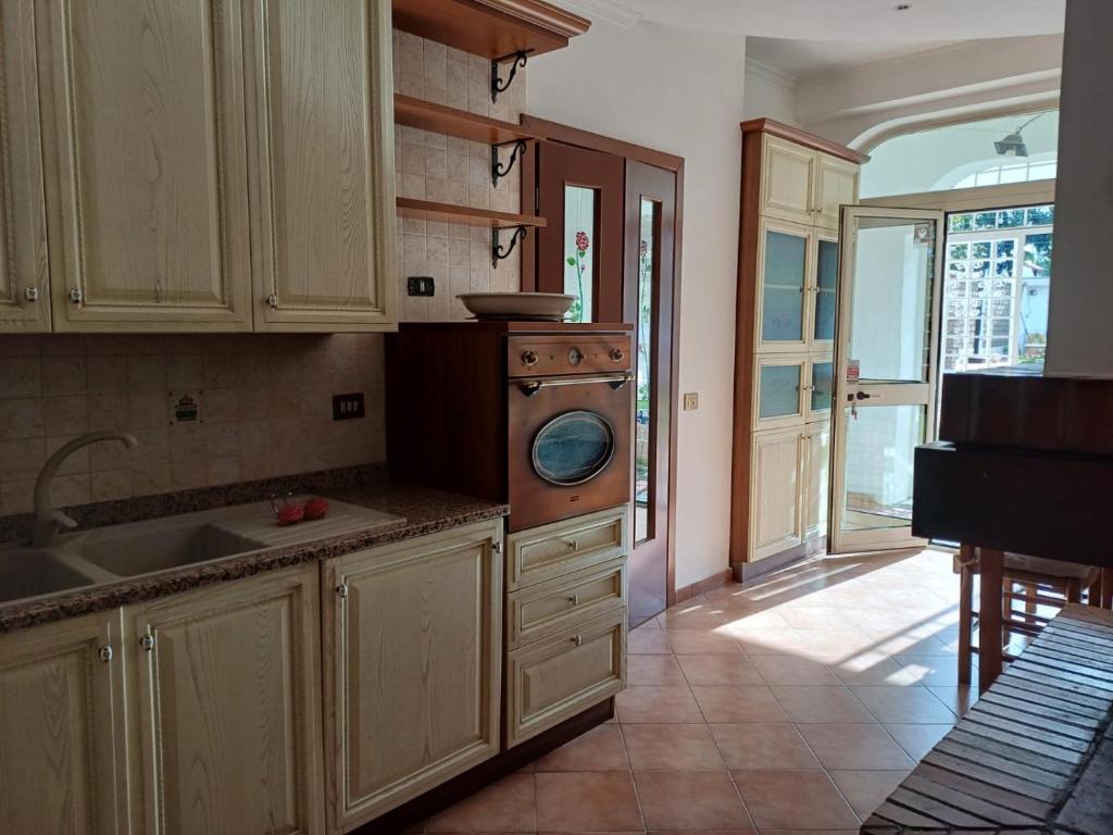 une cuisine avec un évier et une machine à laver dans l'établissement Max House, à Marina di Cerveteri