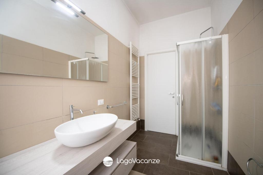 une salle de bain blanche avec un lavabo et une douche dans l'établissement Villa Lucia, à Prevalle