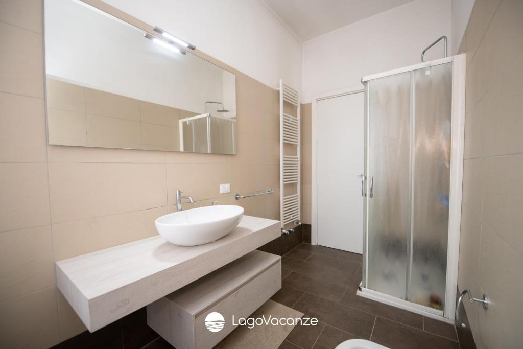 une salle de bain blanche avec un lavabo et une douche dans l'établissement Villa Lucia, à Prevalle 32 autres photos