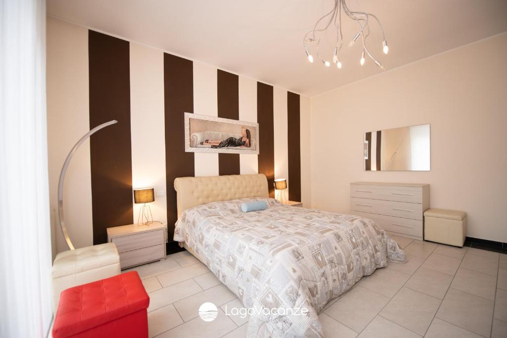 une chambre avec un lit et une chaise dedans dans l'établissement Villa Lucia, à Prevalle