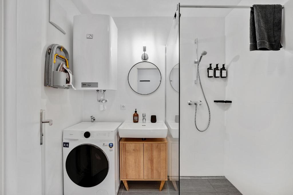 Cozy and Calm - Elevator & Free Parking by HERO HOMES 6