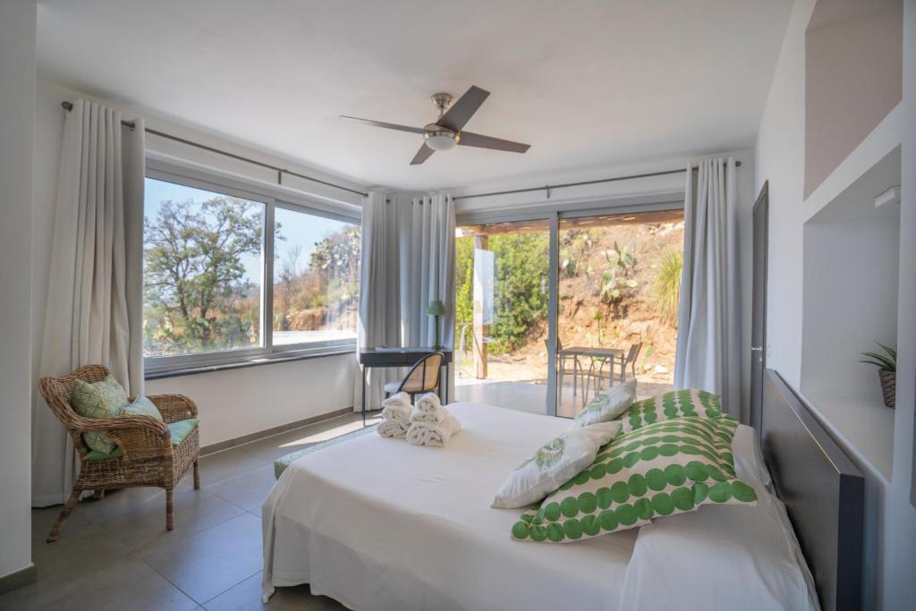 une chambre avec un lit et une grande fenêtre dans l'établissement Villa Donna Cà con vista mare e piscina privata, à Coccorino 38 autres photos