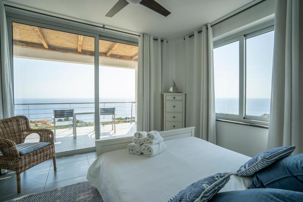 une chambre avec un lit avec deux ours en peluche dessus dans l'établissement Villa Donna Cà con vista mare e piscina privata, à Coccorino