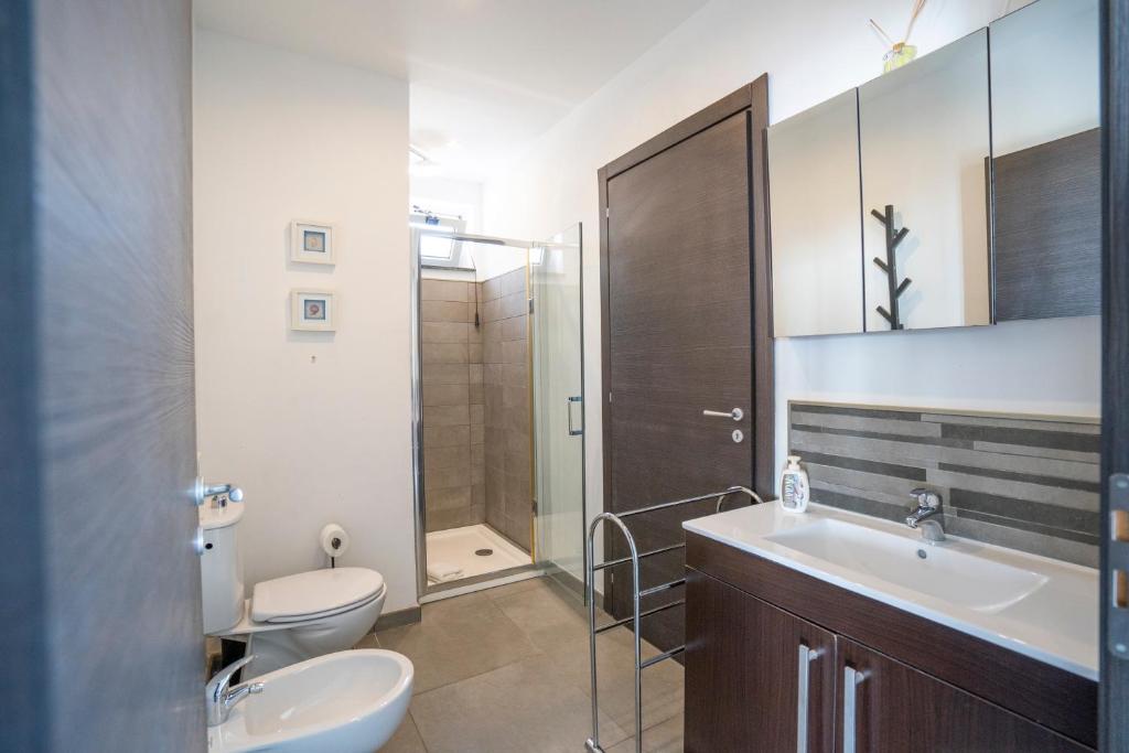 une salle de bain avec toilettes, lavabo et douche dans l'établissement Villa Donna Cà con vista mare e piscina privata, à Coccorino