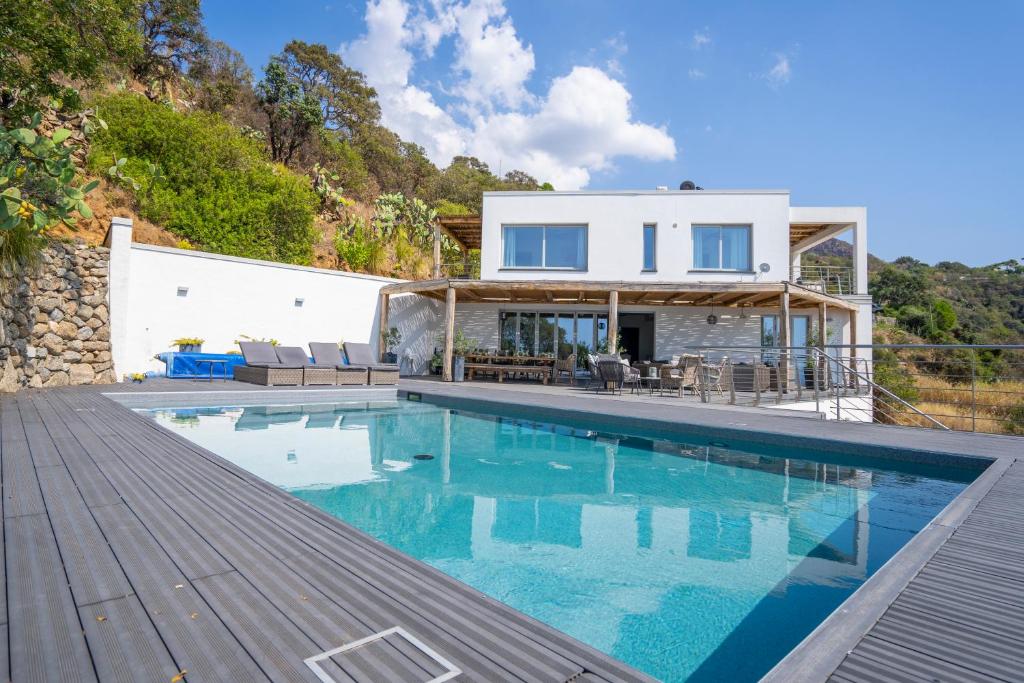 une villa avec piscine et une maison dans l'établissement Villa Donna Cà con vista mare e piscina privata, à Coccorino
