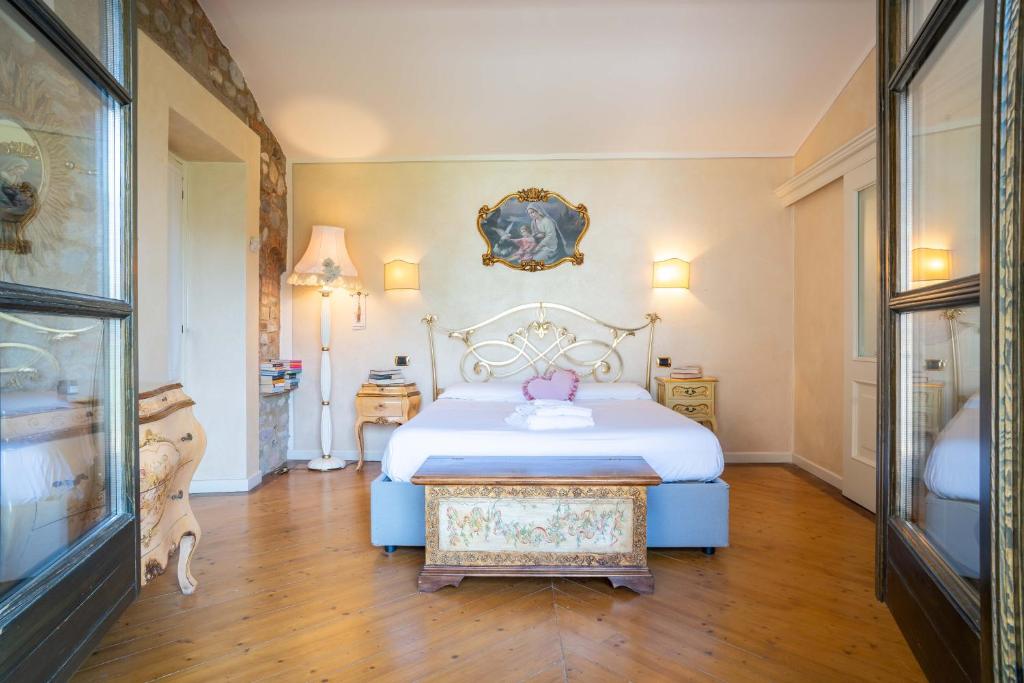 une chambre avec un lit blanc et une table dans l'établissement Villa Mia con SPA e piscina, à Corte Franca