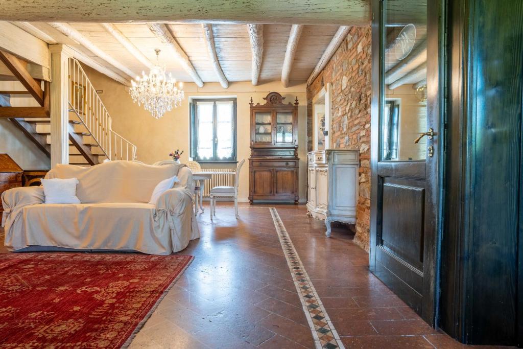 - un salon avec un canapé blanc et un escalier dans l'établissement Villa Mia con SPA e piscina, à Corte Franca